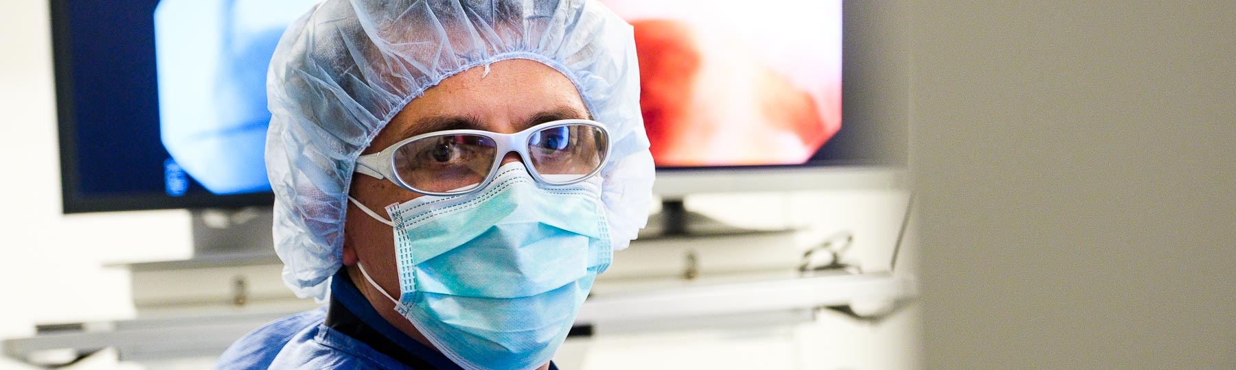 Arzt  während einer OP im Evangelischen Krankenhaus Düsseldorf
