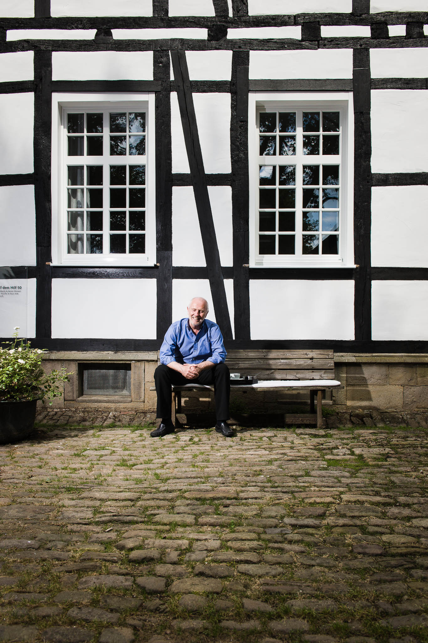 Portraitaufnahme Klaus Selle Professor für Stadtentwicklung vor einem Fachwerkhaus