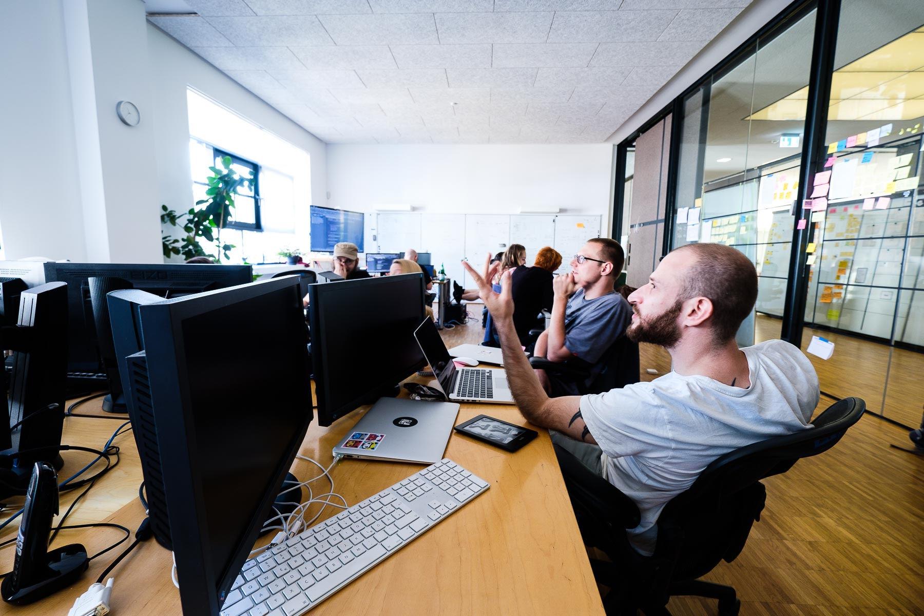 Teamarbeit einiger Mitarbeiter des Düsseldorfer Unternehmens Sipgate.