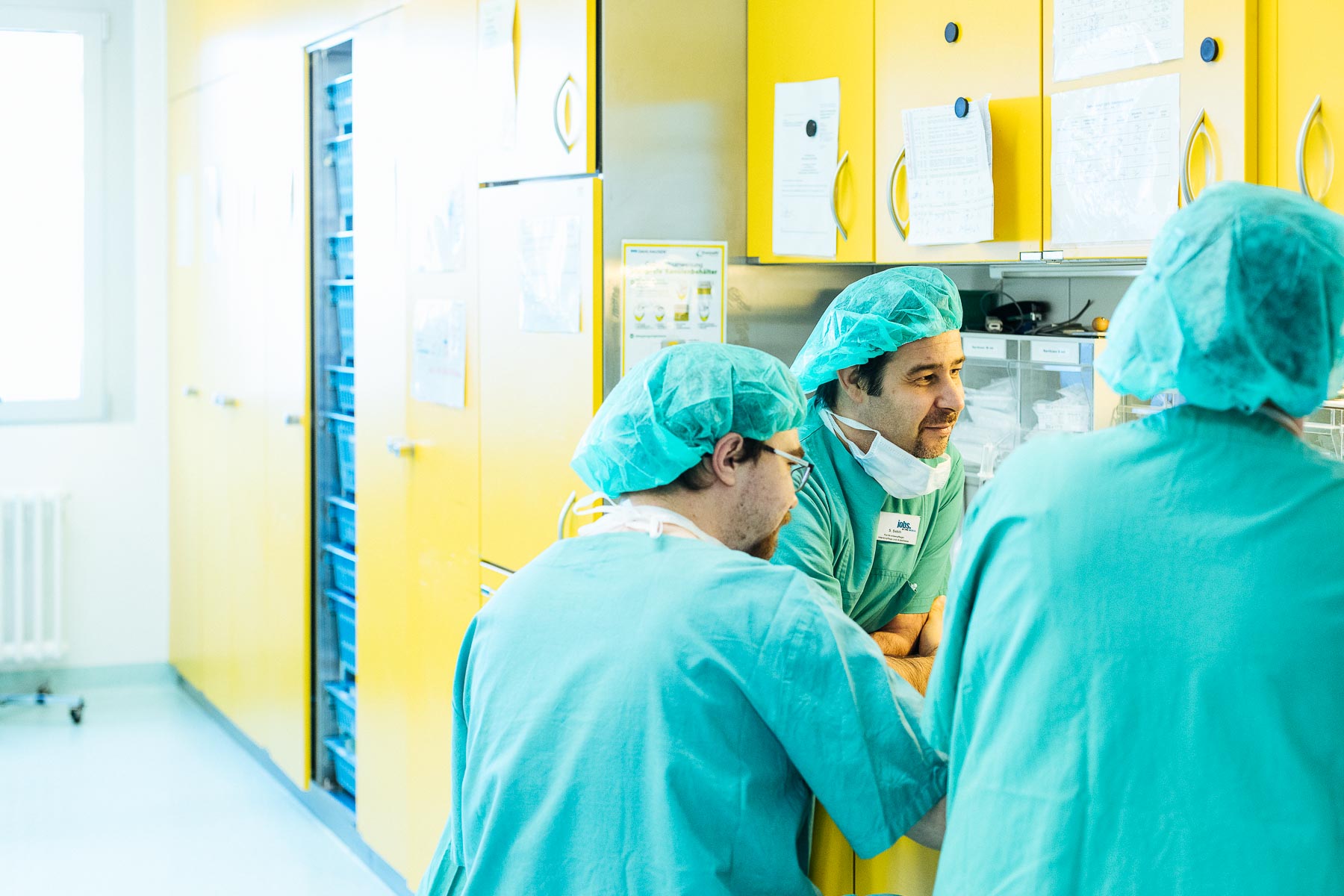 Mitarbeiter im Gespräch im OP im Evangelischen Krankenhaus Düsseldorf