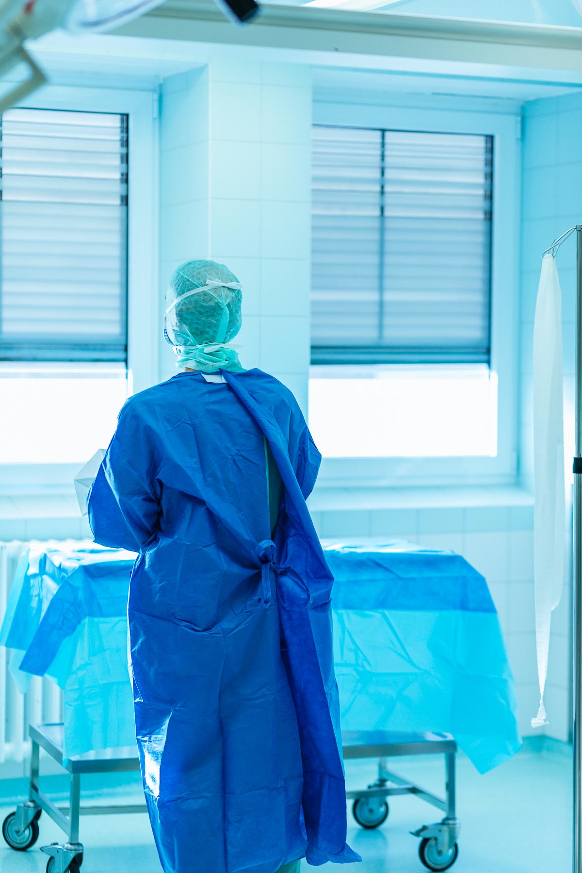 Mitarbeiterin im OP bei der Vorbereitung einer Operation im Evangelischen Krankenhaus Düsseldorf