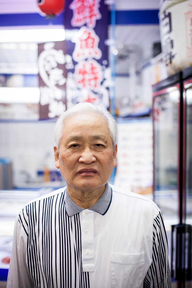 Mitarbeiter in einem japanischen Supermarkt in Düsseldorf