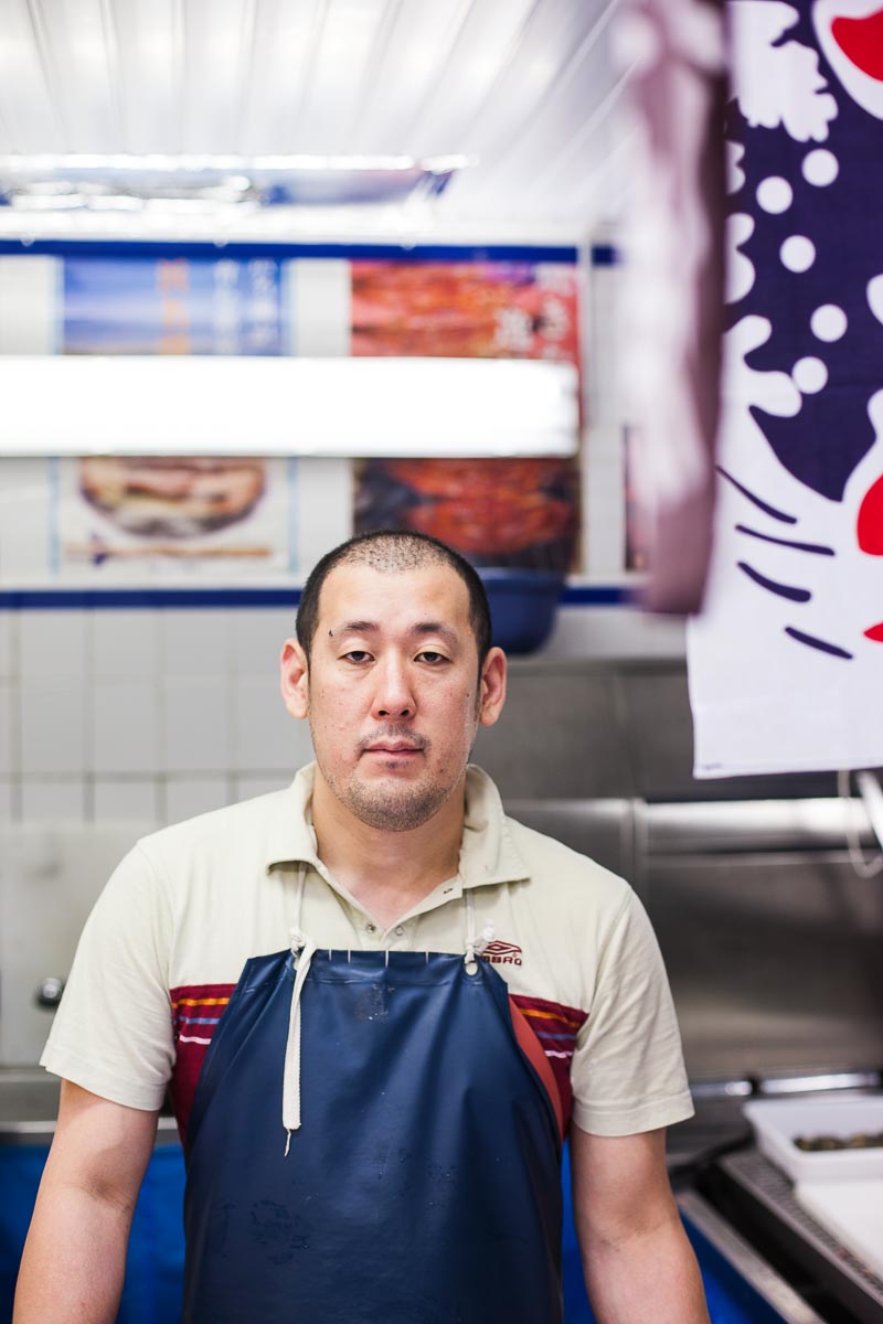 Mitarbeiter in einem japanischen Supermarkt in Düsseldorf