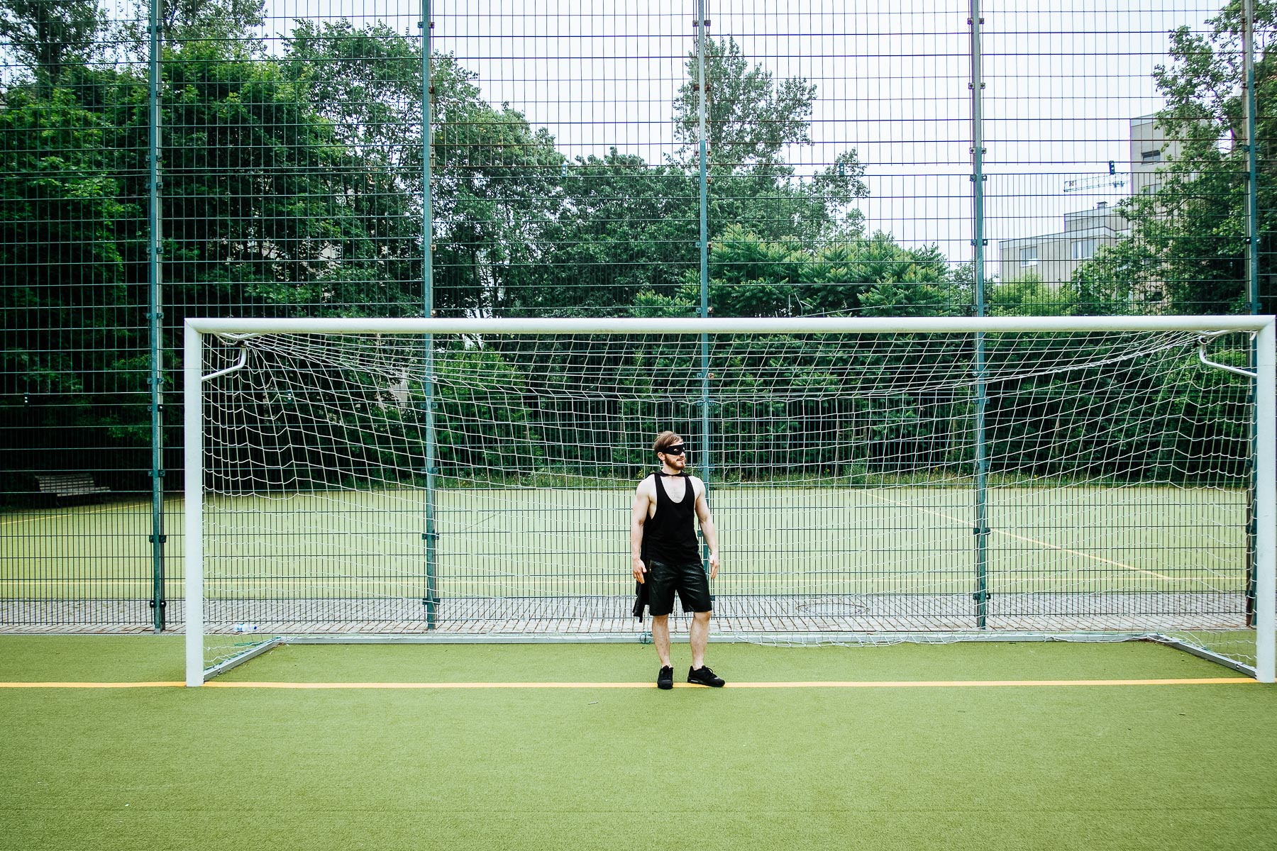 Der Schauspieler Jörg Albrecht aus Berlin als Batman auf einem Sportplatz