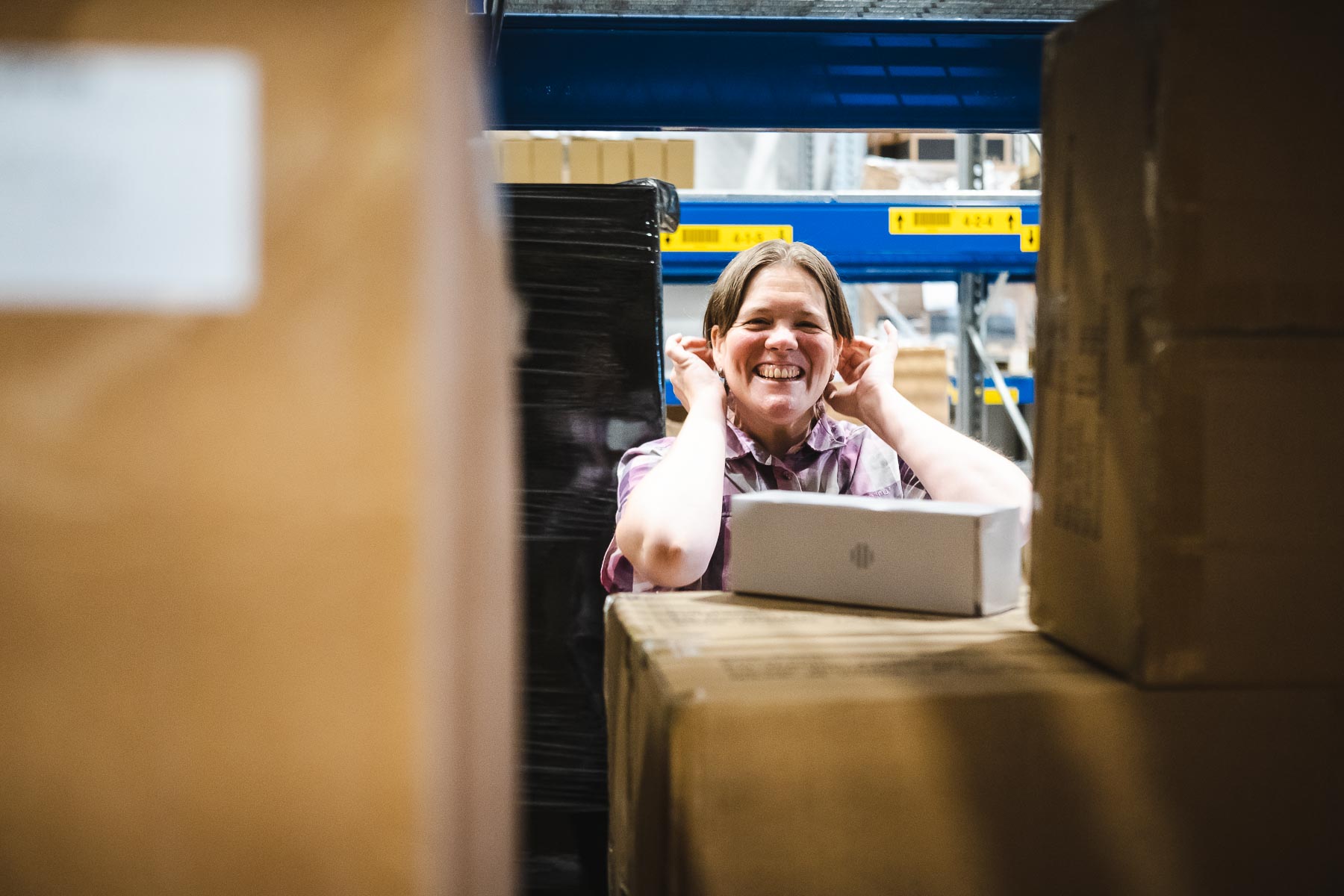 Eine Mitarbeiterin der Lebenshilfe bei der Arbeit im Lager