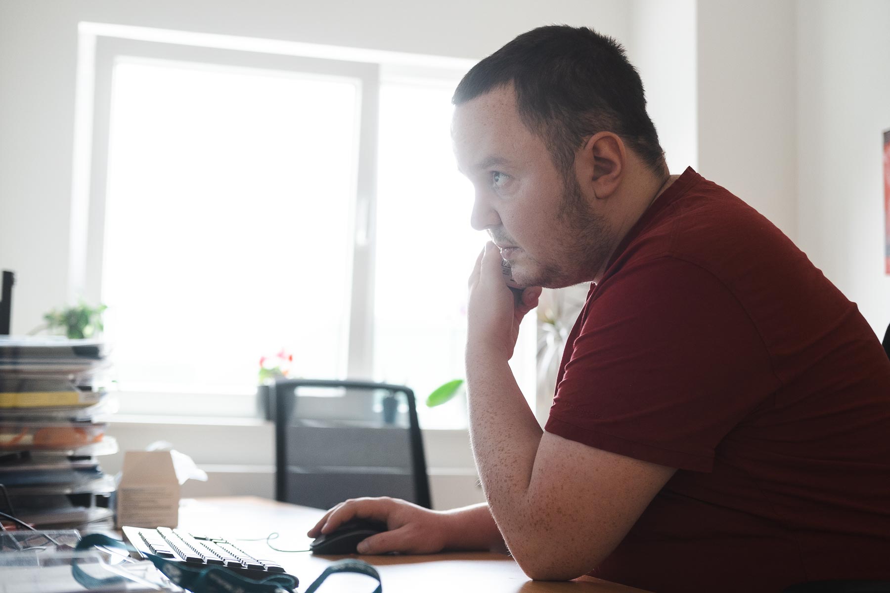 Ein Mitarbeiter der Lebenshilfe an der Telefonhotline