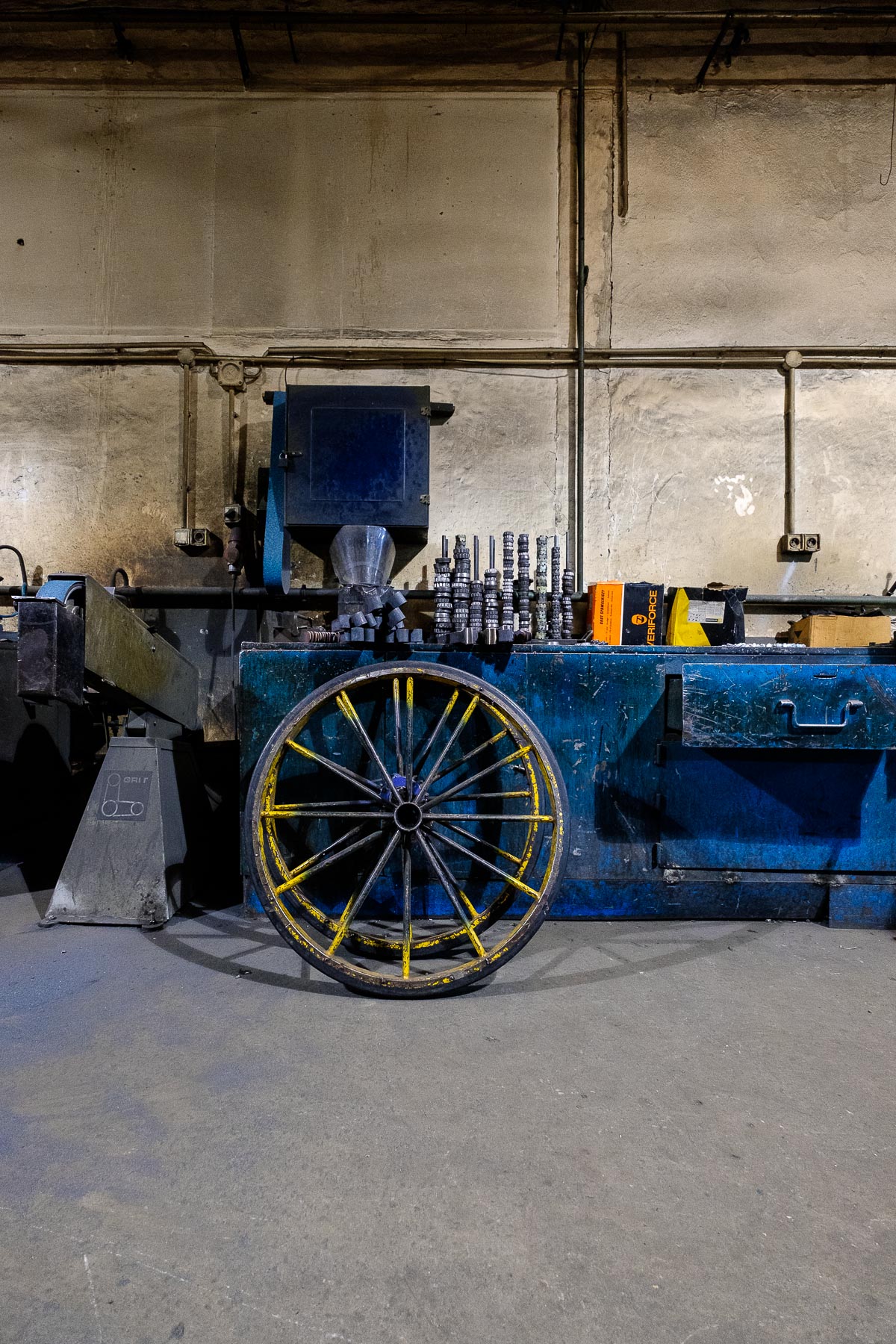 Zwei Kutschenräder stehen an einer Werkbank