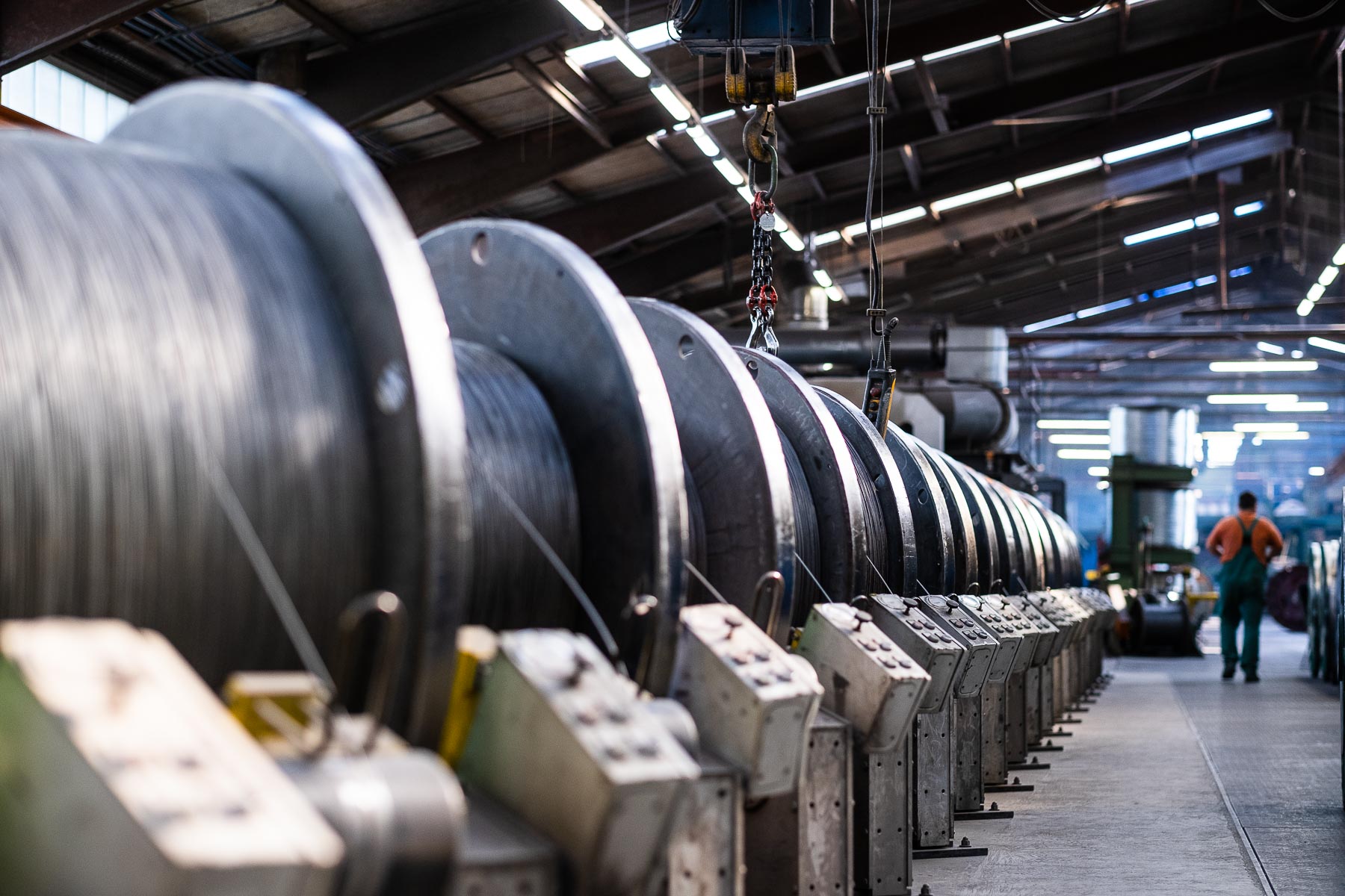 Maschinenhalle in der Produktion von Drahtseilen