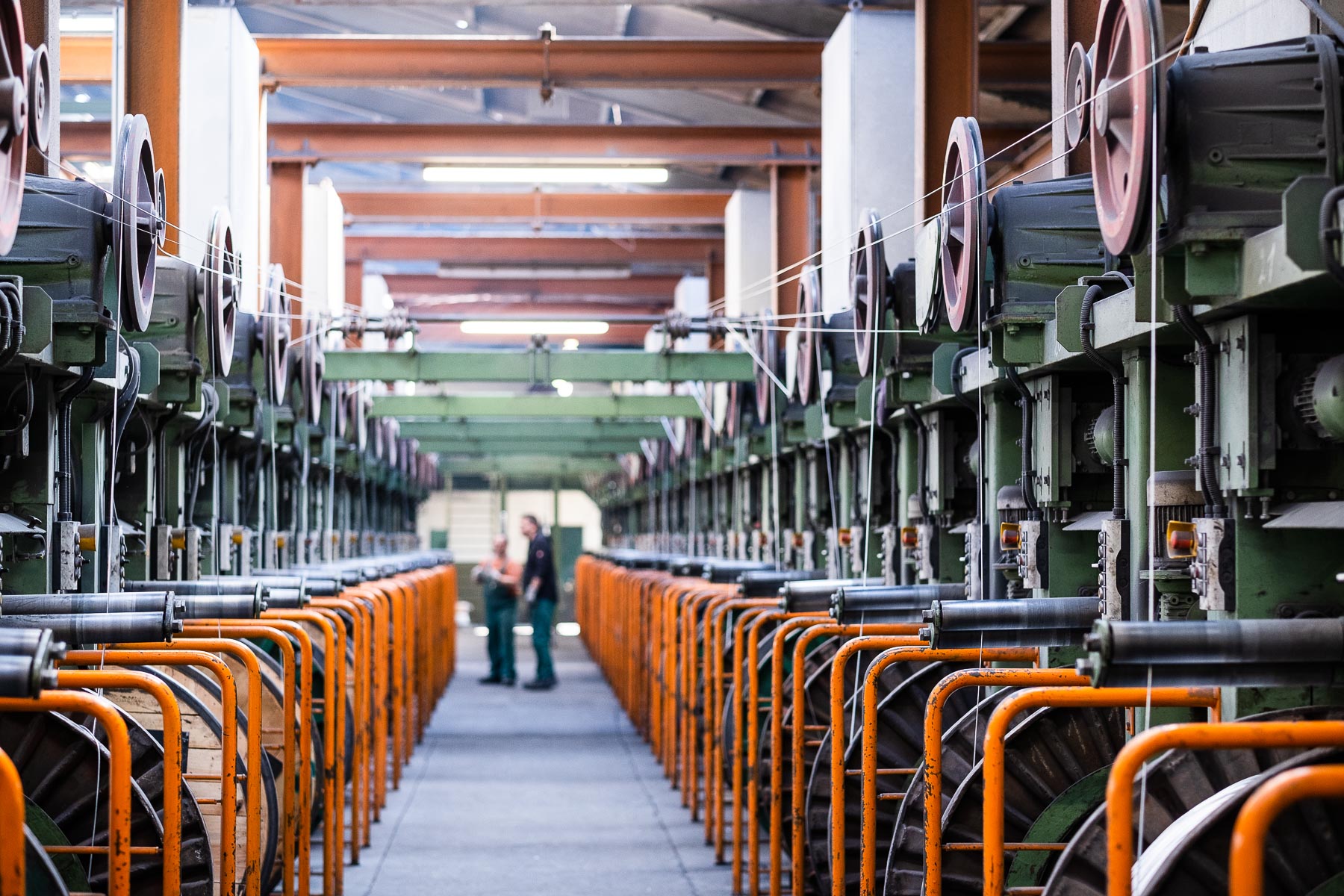 Maschinenhalle in der Produktion von Drahtseilen