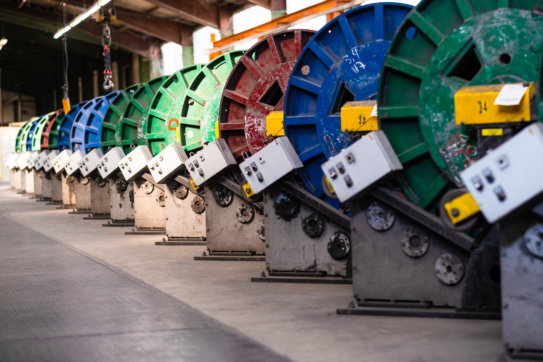 Maschinenhalle in der Produktion von Drahtseilen