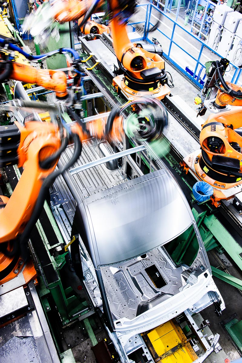 Roboter in Bewegung in der Produktion bei Mercedes-Benz