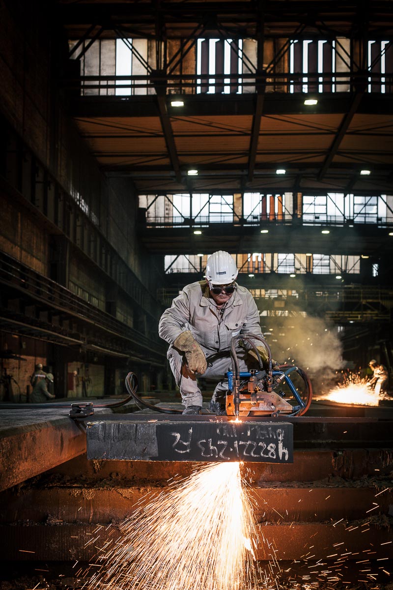 Stahlwerk von ThyssenKrupp Duisburg - Mitarbeiter beim Brennschneiden von Brammen