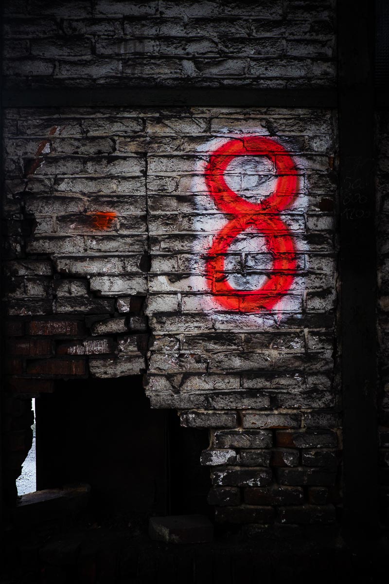 Die Zahl 8 auf einer Backsteinmauer
