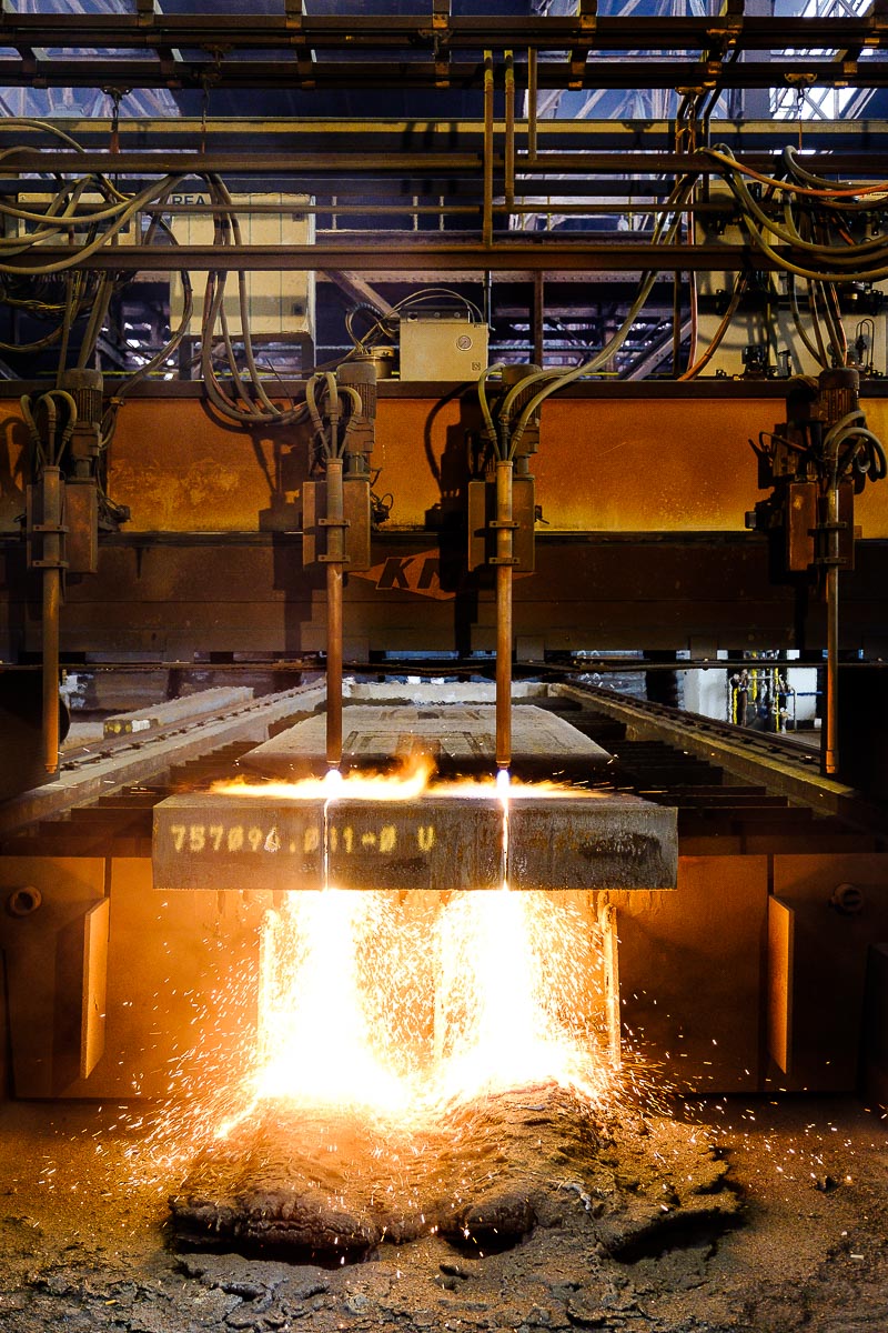 Stahlwerk von ThyssenKrupp Duisburg - Brennschneiden von Brammen