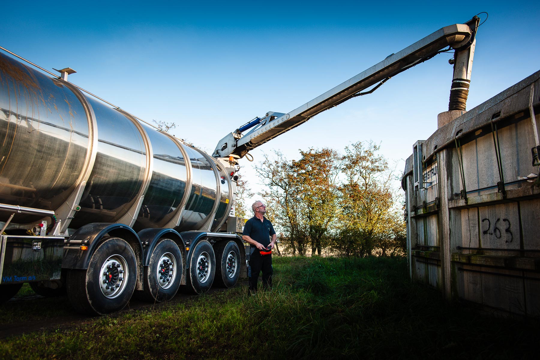 Ein Trailer für Gülle an einer Biogasanlage