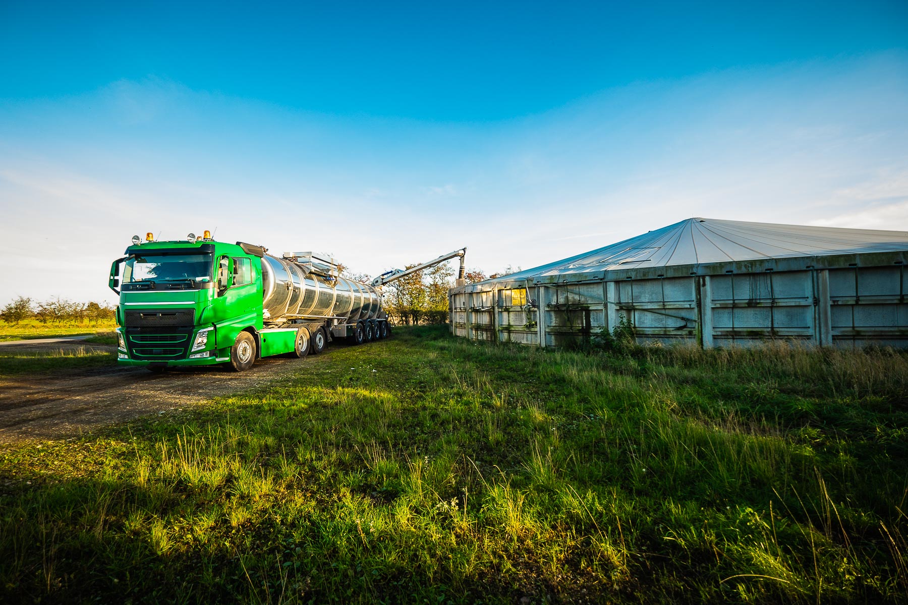 Ein Trailer für Gülle an einer Biogasanlage