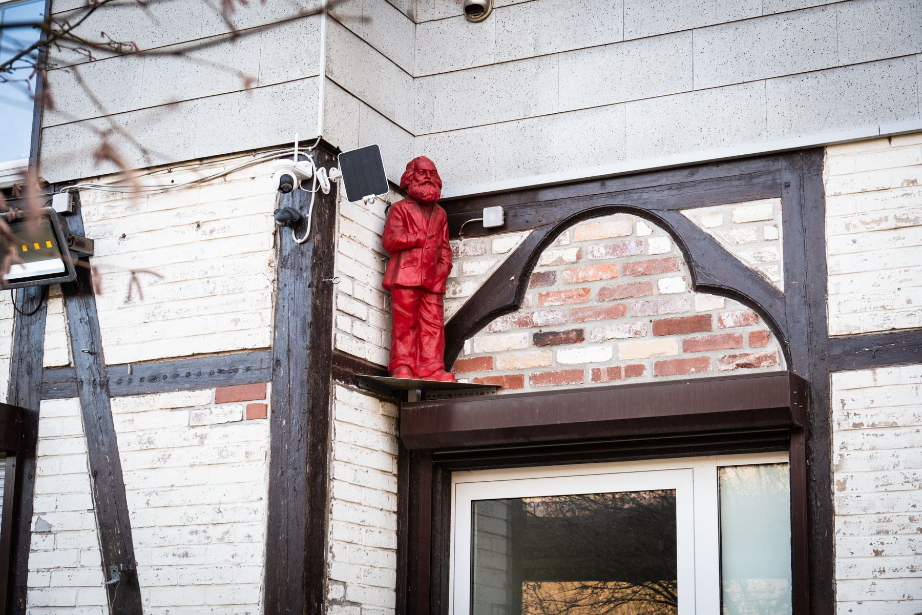 Rot angemalte Karl Marx Plastik am Bahnhof Loh in Wuppertal