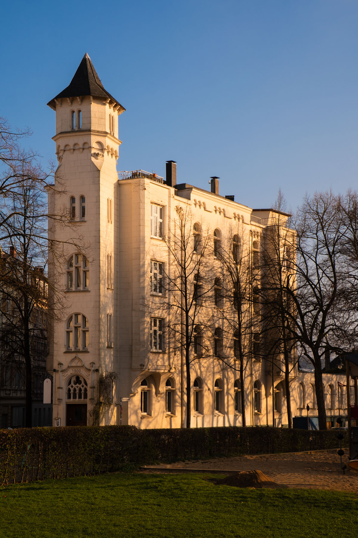 Die Engelnburg im abendlicht am Platz der Republik in Wuppertal