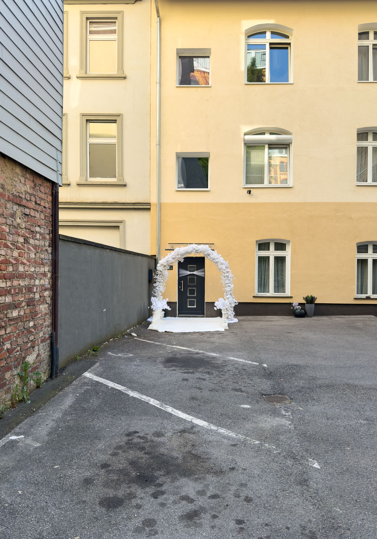 Geschmückter Hauseingang für eine Hochzeit