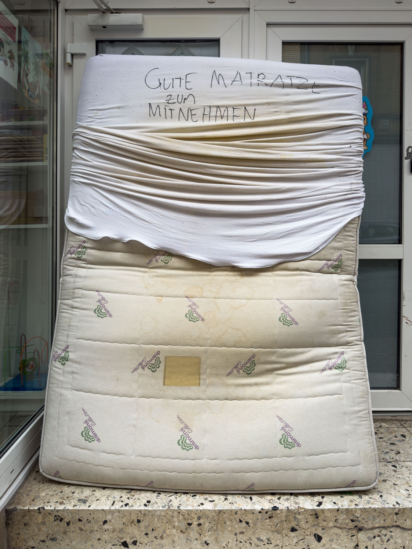 Eine alte Matratze zum mitnehmen in einem Hauseingang