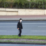 Charlie Chaplin läuft über den Grünstreifen der B7