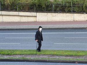 Charlie Chaplin läuft über den Grünstreifen der B7