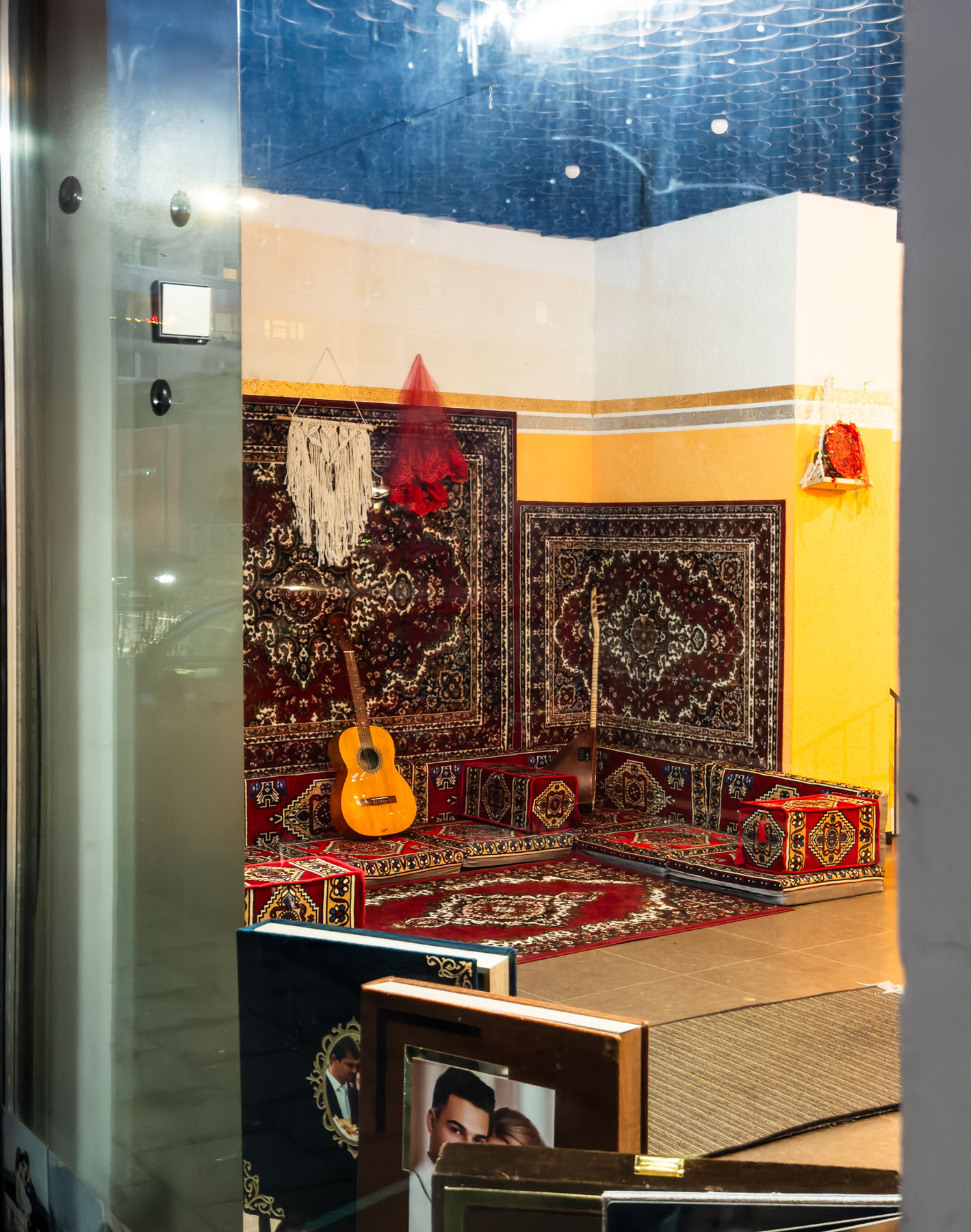 Eine Gitarre auf orientalischen Teppichen in einem Fotostudio