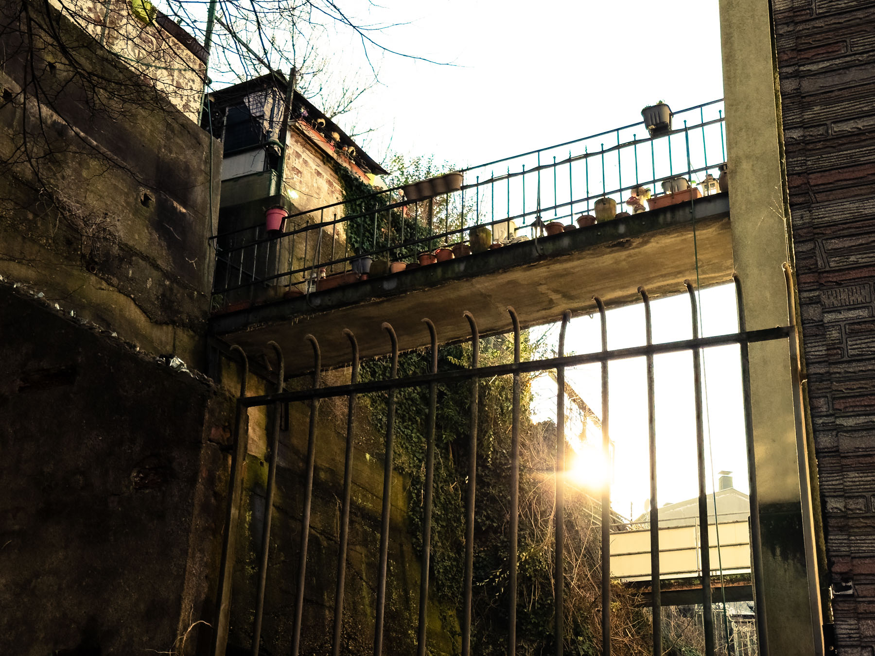 Brücke zwischen zwei Mehrfamilienhäusern in Wuppertal